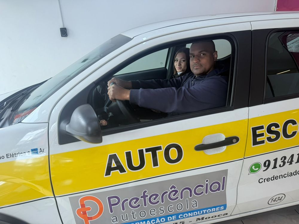 Instrutor e aluna durante aula prática de carro no veículo da Preferencial Autoescola na Mooca