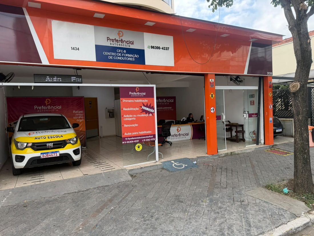 Fachada da Preferencial Autoescola na Rua da Mooca, 3135, com o carro de aulas na garagem e o letreiro CFC-B, Centro de Formação de Condutores